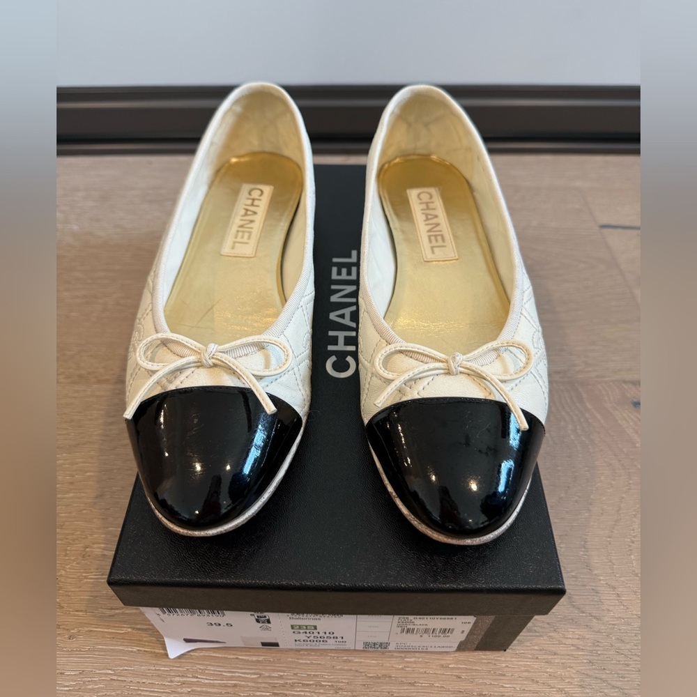 Authentic Chanel ballerina flats. Ivory/black. With box and dust bags. 39.5.